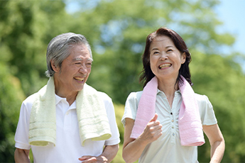 夫婦がウォーキングしている様子